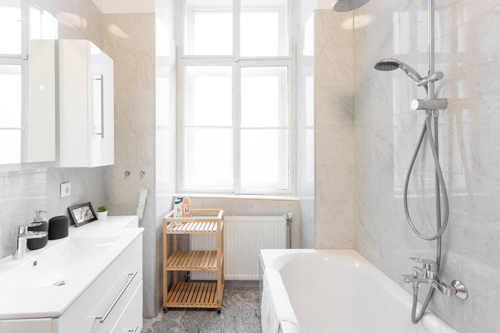 Franz 23 - Typical Viennese Apartment In The Heart Of Vienna Exterior photo